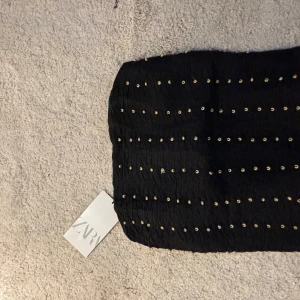 Bandåtopp - Svart bandåtopp med små pärlor från zara, aldrig använd! 