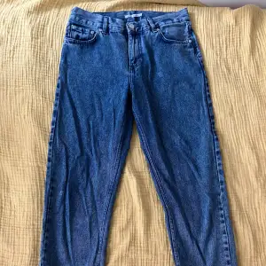 Mörkblåa straight leg ”kay girlfriend” jeans från junkyard. Inga fläckar eller defekter.