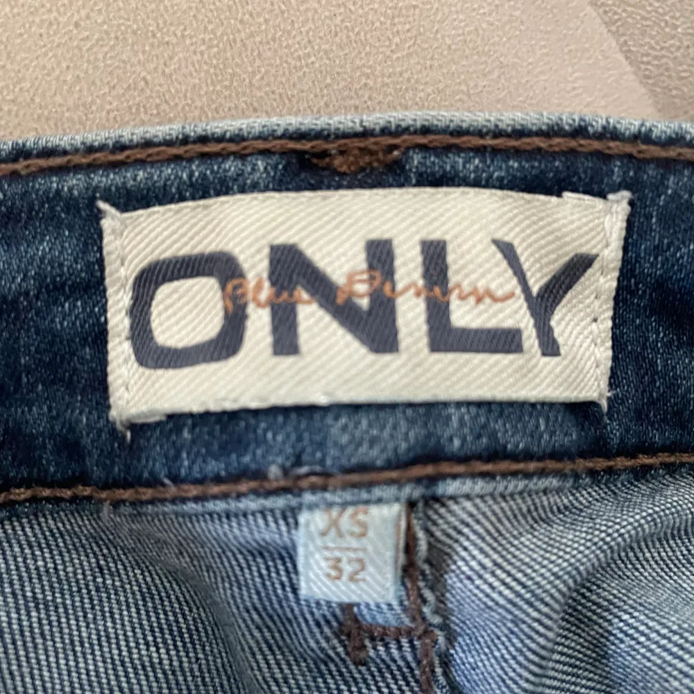 Super fina jeans från only. Endast använda ett få tal gånger. Dock super liten defekt, kolla sista bilden. Defekten syns knappt när man har på sig jeansen🥰. Jeans & Byxor.