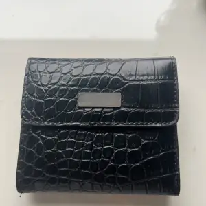 Ass snygg svart plånbok som inte kommer till användning längre. Ungefär 10 cm på längden och 9 cm på höjden🩷 Kan diskutera priset för snabb affär, använd köp nu🩷