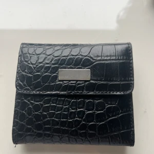 Svart läder plånbok🤗 - Ass snygg svart plånbok som inte kommer till användning längre. Ungefär 10 cm på längden och 9 cm på höjden🩷 Kan diskutera priset för snabb affär, använd köp nu🩷