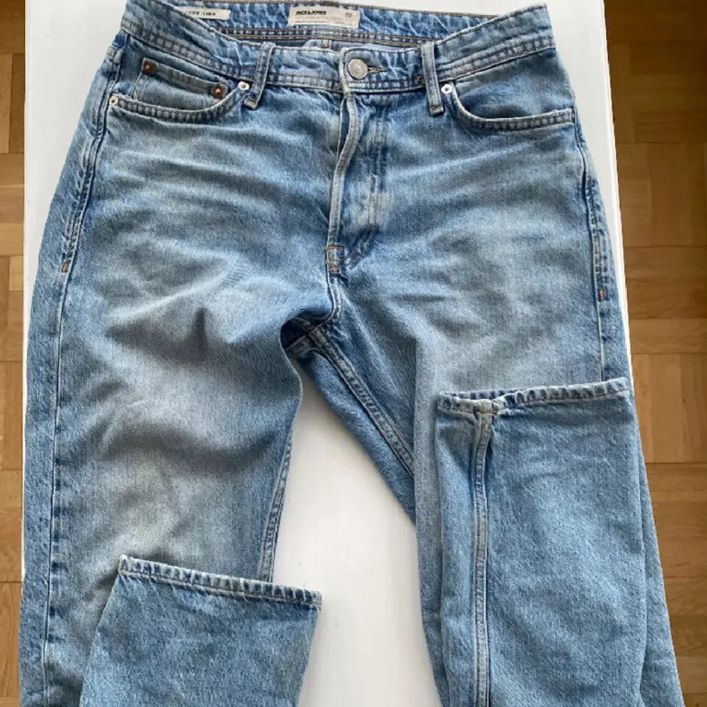 Säljer mina Jack and Jones jeans i model ”Chris” 550 för alla 3 par.. Jeans & Byxor.
