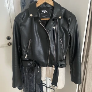 Zara skinnjacka  - En jätte fin skinnjacka från Zara i storlek S. Säljer den för att den är för liten på mig. Säljs ej mer i butik. För fler frågor skriv privat💗