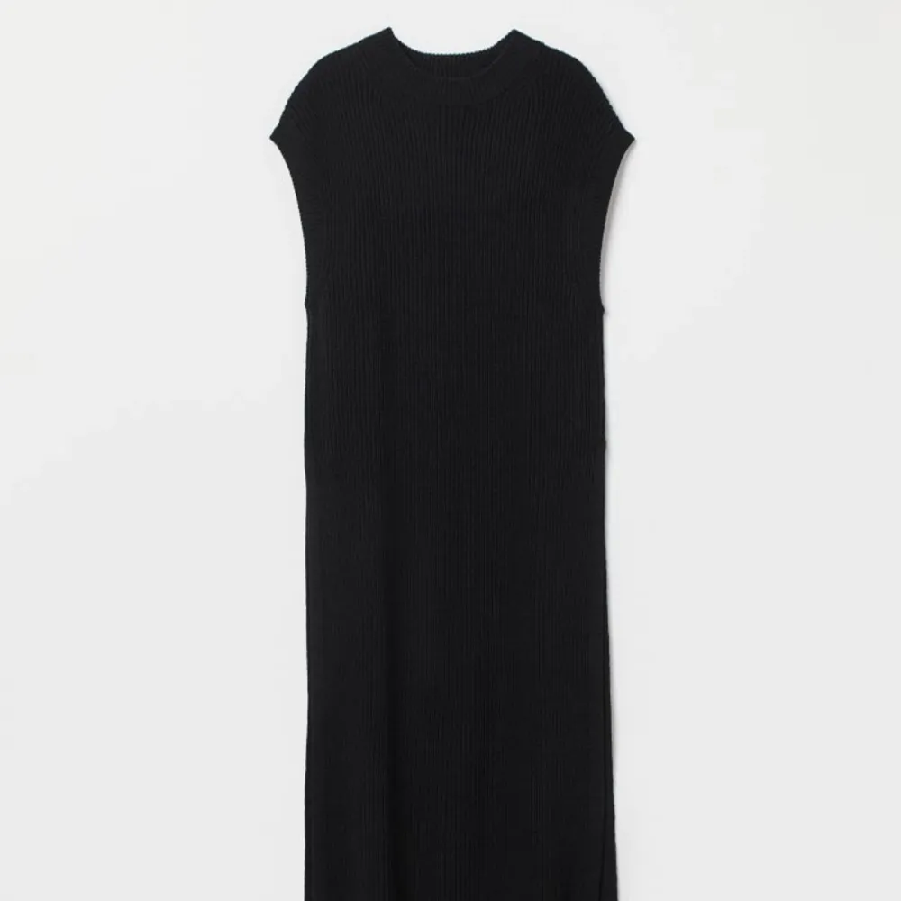En svart ribbstickad klänning från H&M med hög slits vid benen. Strl S i nyskick! Perfekt med ett par leggings under eller shorts och en vit skjorta! Slutsåld. Ej stickig.. Stickat.