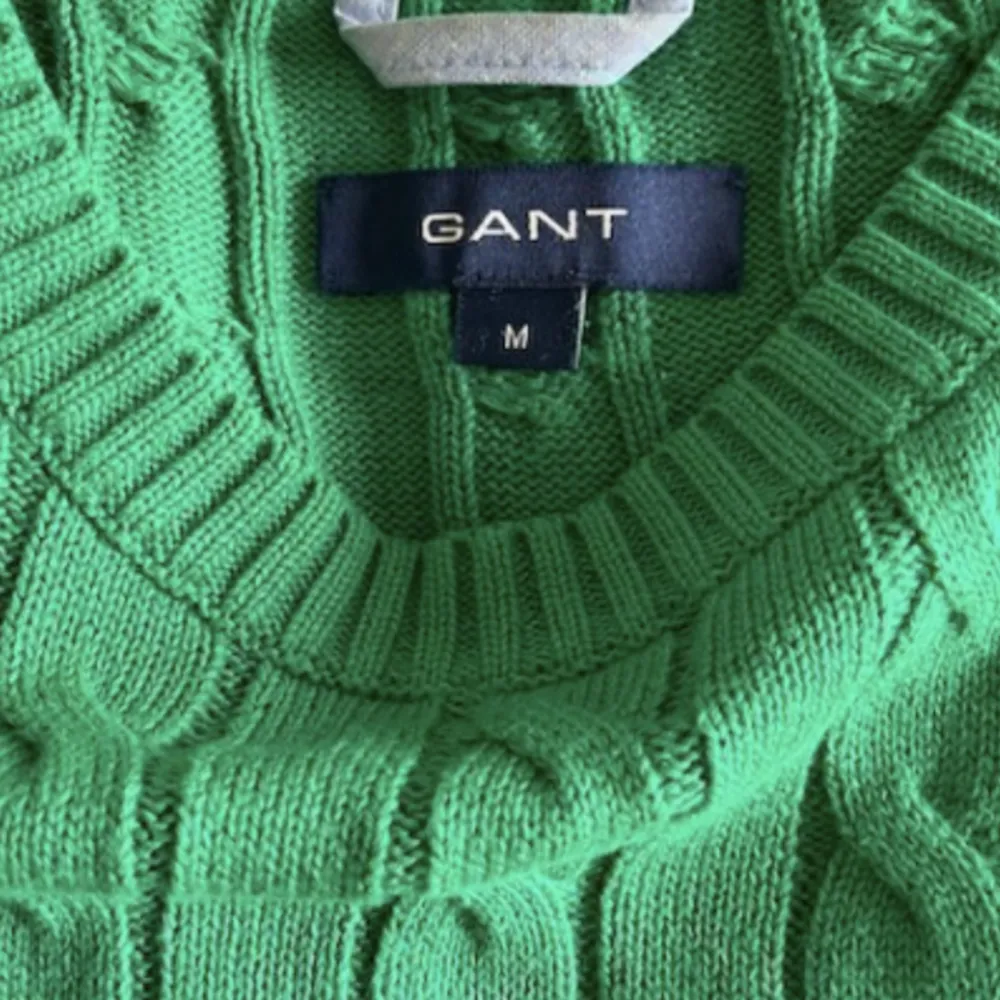 Grön kabelstickad tröja från Gant för herr. Storlek M. Fint skick. Från rök- och djurfritt hem.. Tröjor & Koftor.
