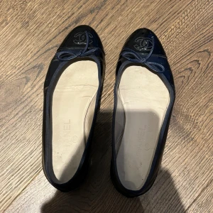 Chanel Ballerina Skor - Chanel Ballerina skor i storlek 36.5. Köpta på Vestire & godkända.  Skolåda finns! Pm:a för fler bilder.  Pris kan diskuteras