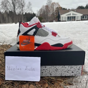 Jordan 4 Fire Red - Säljer Jordan 4 Fire Red i väldigt fint skick. Det ingår box och digitalt kvitto från Check Check! För fler bilder eller frågor så är det bara att kontakta via PM!