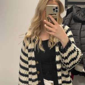 Kofta - Randig kofta från Gina Tricot, helt och fint skick. Oversized, storlek XS/S.