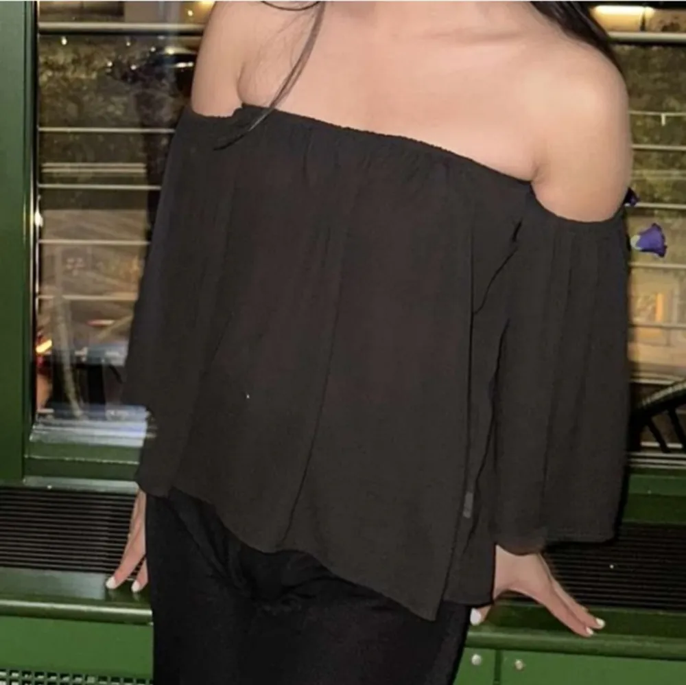 En off shoulder strl XS-S. Jag är en S och den sitter bra. Väldigt luftigt och skönt material, stretch och resåren är rikrigt bra. Åker ej ner. Skönt material som 