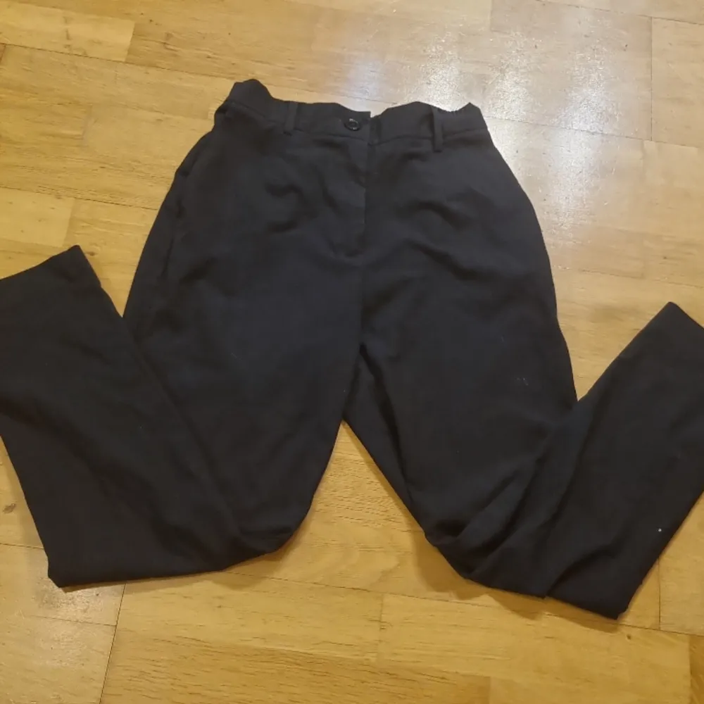 Ett par svarta högmidjadr kostymbyxor från cubus som tyvärr är för korta i benen gör mig❤️. Jeans & Byxor.