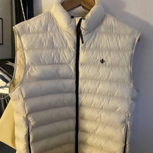 Morris väst - Tja, säljer denna västen pga att den är för stor. Den är inte använd och i 10/10 skick. Köpte den för 2000kr och önskar minst 750 för den men pris kan diskuteras vid direktköp. Färgen på västen är vit 