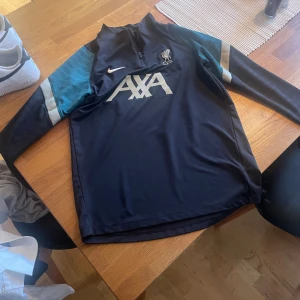 Liverpool Tracksuit - Liverpool Tracksuit köpt på JD sports för ca 3 månader sedan, tröjan är storlek S men passar även M om. Tröjan är hyfsat tight för storlek S då lite tightare för de med strlk M men det gör inget för det är stretchigt material.  (Inget slitet alls)