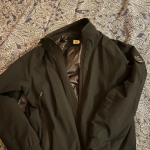 CP COMPANY PRO-TEK JACKA - Använd lite grann, litet hål på höger Axel, går att laga hos skräddare.  Protek material, vatten studsar av. Nypris 3000-4000. 