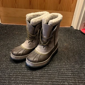 Sorel Caribou vinterkängor  - Säljer ett par Sorel Caribou vinterkängor för dam i storlek 41.5. De är knappt använda och är i nyskick. Nypris var typ det 2000kr säljer för 920kr och priset går att diskutera  