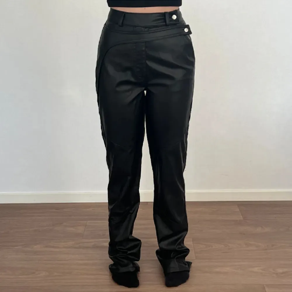 Svarta skinnbyxor från A-dsgn i storlek xs. Aldrig använda.. Jeans & Byxor.