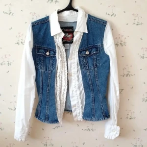 Jeansväst warrior - Cimarron spanish warrior. St 36.  Bekväm men tung. Snygg med vita byxor. Endast provad. Varm. Luftig. Tänker på final fantasy. Möts i Gbg. 50kr  