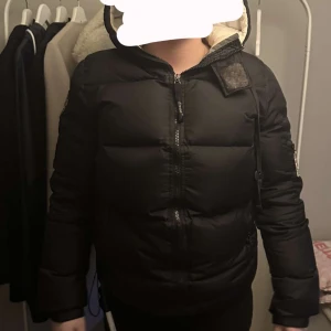 Varm jacka - Säljer denna jacka då den inte kommer till användning. Storlek L men skulle säga att den mer sitter som en M.  Lite smink fläck vid kragen (kolla bild 3) 