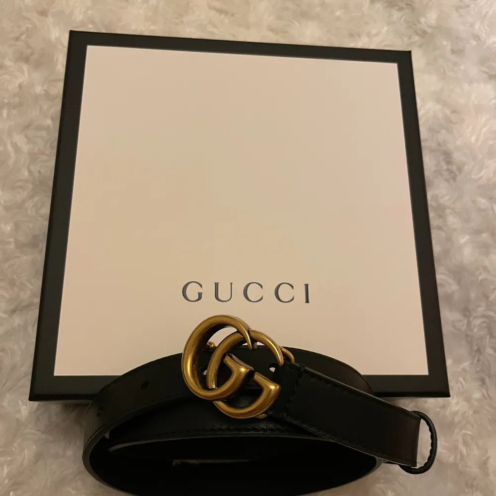 Oanvänt Gucci bälte, kvitto finns. Köpte till tjejen när hon tog student men hon har aldrig använt det sorgligt nog så därav säljs det. Säljes för 2399 och i butik kostar det just nu 4000kr så nästan halva priset. . Accessoarer.