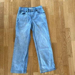 Jeans Levi’s stay loose - Jeans från Levi's i modellen "Stay loose taper". Stl 152, 12år. Byxan har en normalhög midja och rak passform. Midjan är justerbar med hjälp av resår på insidan av byxan för optimal passform. Gylfen består av knapp och dragkedja. Nypris 599kr