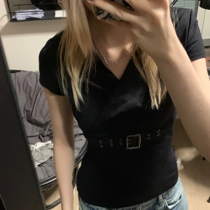 Svart topp - Suuupersnygg svart topp med coola silverdetaljer från Next🎀 Står storlek UK 8 vilket är M/L men den passar S och Xs också! Svarar gärna på frågor om mått, prisförslag osv❤️