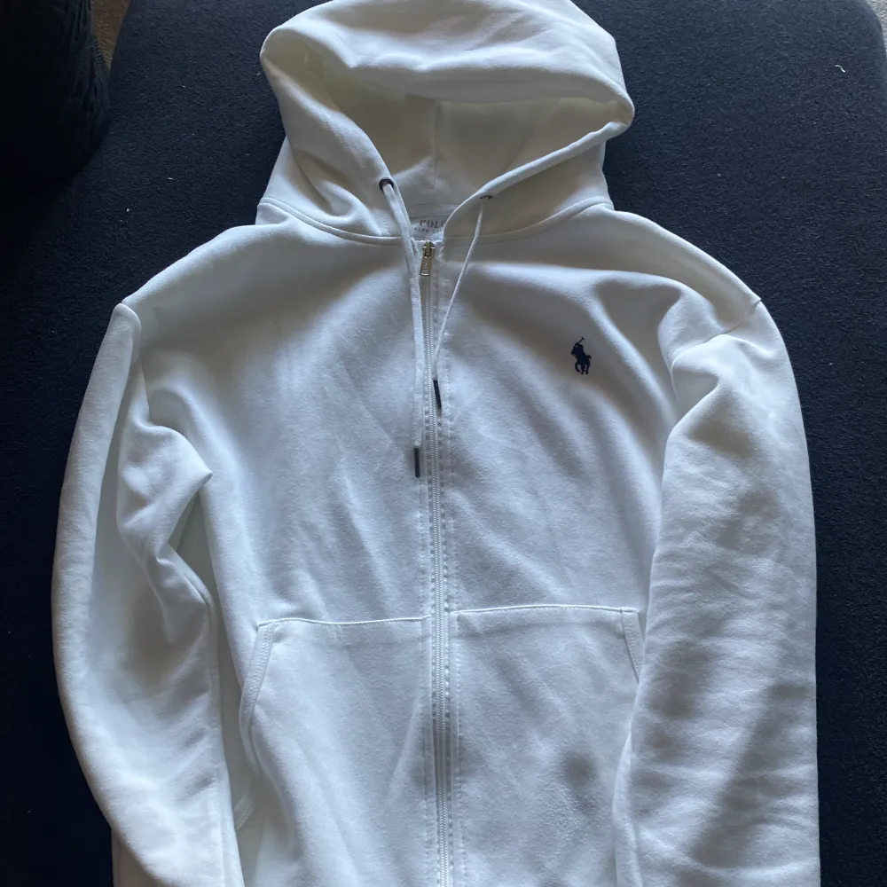 Fake Ralph lauren hoodie, den är M men den är stor i storleken . Hoodies.