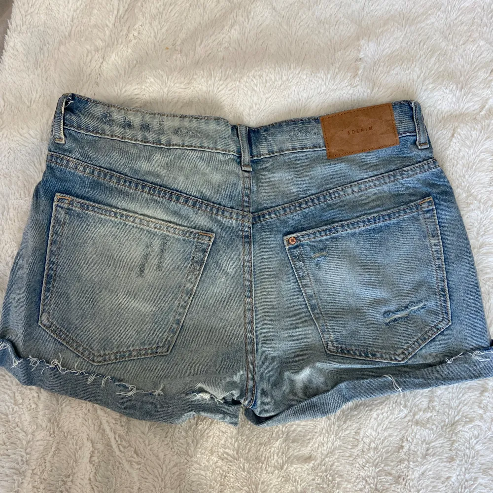 Säljer dessa jeans shorts med slitningar i nyskick! Säljer pga aldrig kommit till användning💞. Shorts.