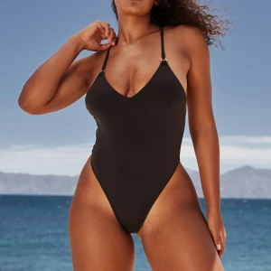 Lounge Baddräkt  - Säljer min baddräkt från lounge, endast använd en gång. I jättebra skick. Skickar tyvärr inte bilder med baddräkten på men självklart bilder på baddräkten privat. Nypris 725 kr💗