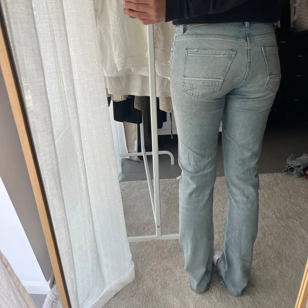 Coola raka jeans! De ser tightare ut då de är för små för mig men blir mer ”straight” på någon som har S i storlek. . Jeans & Byxor.