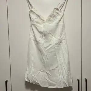 Söt klänning från Stradivarius med korsad rygg och knytdetalj. Aldrig använd då den är för kort för mig (170 cm)