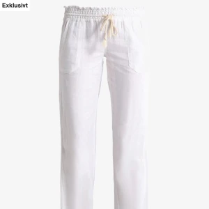 Vita Roxy Linnebyxor - Säljer dessa jättefina linnebyxorna från roxy!! De säljes då jag beställde hem två storlekar så byxorna är helt oanvända, endast provade en gång och lappen sitter kvar💗