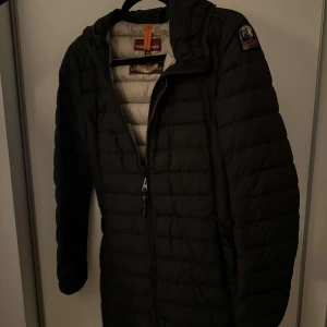 Parajumper jacka - Säljer denna parajumper jackan då den inte kommer till användning. Väldigt fint skick.