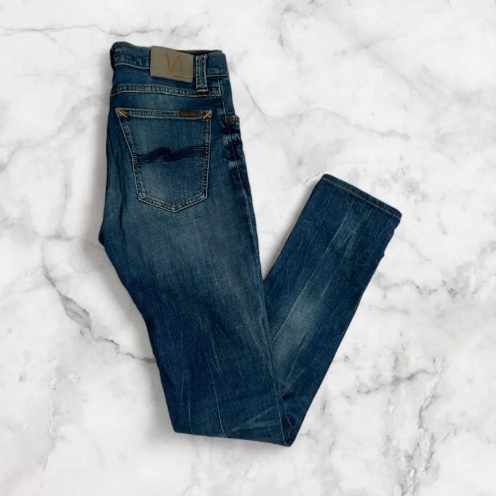 Väldigt snygga Nudie jeans! Byxan har en riktigt snygg passform med en väldigt fin tvätt, storleken är W31/L34 sitter 31/33 och skicket är 9,5/10.  Hör av er vid fler frågor eller funderingar 🤝. Jeans & Byxor.