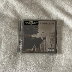 Eminem cd skiva - En eminem cd skiva. Säljer pga att den inte används. Köparen står för frakt och pris kan diskuteras❣️säljer andra och fler cd skivor på min plick så kolla det:)