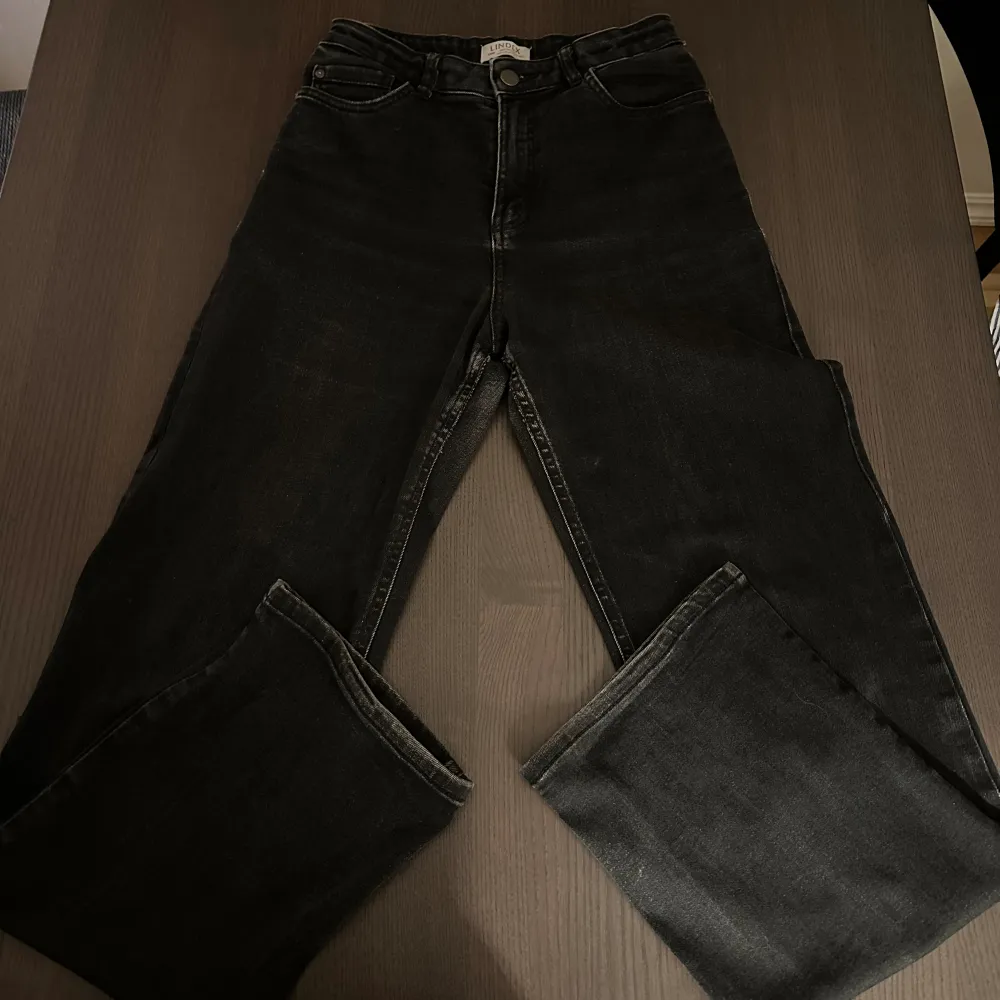 Säljer ett par byxor från Lindex kids, båda i bra skick. ⭐️ - En byxa 100kr, båda 150kr. 💙blå byxa strl 158  🖤svart byxa strl 164. Jeans & Byxor.