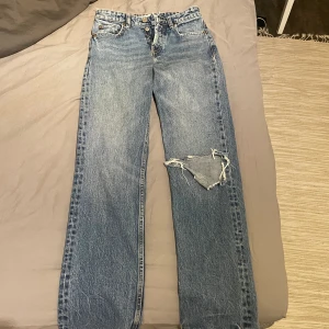 Zara jeans - Jeans från zara i lågmidjade med hål , jag är 168 och dom passar 