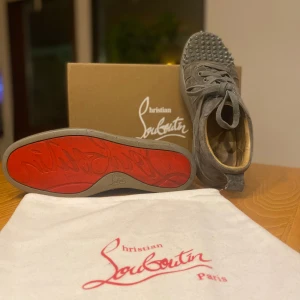 Christian Louboutin i bra skick  - Skorna är hela box och påse ingår bra skick några taggar saknas 