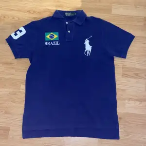 !skriv bud pris kand diskuteras, Skicka bud för snabbaffär! Riktigt fet Ralph Lauren Brazil Polo, extremt bra skick med inga skador. Storlek M, Skriv om ni har frågor eller vill ha fler bilder