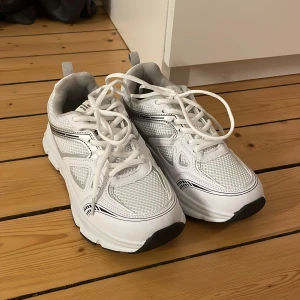 Skor - Säljer dessa populära skor från lager157, slutsålda på hemsidan. Dom är helt oanvända och normala i storleken💕