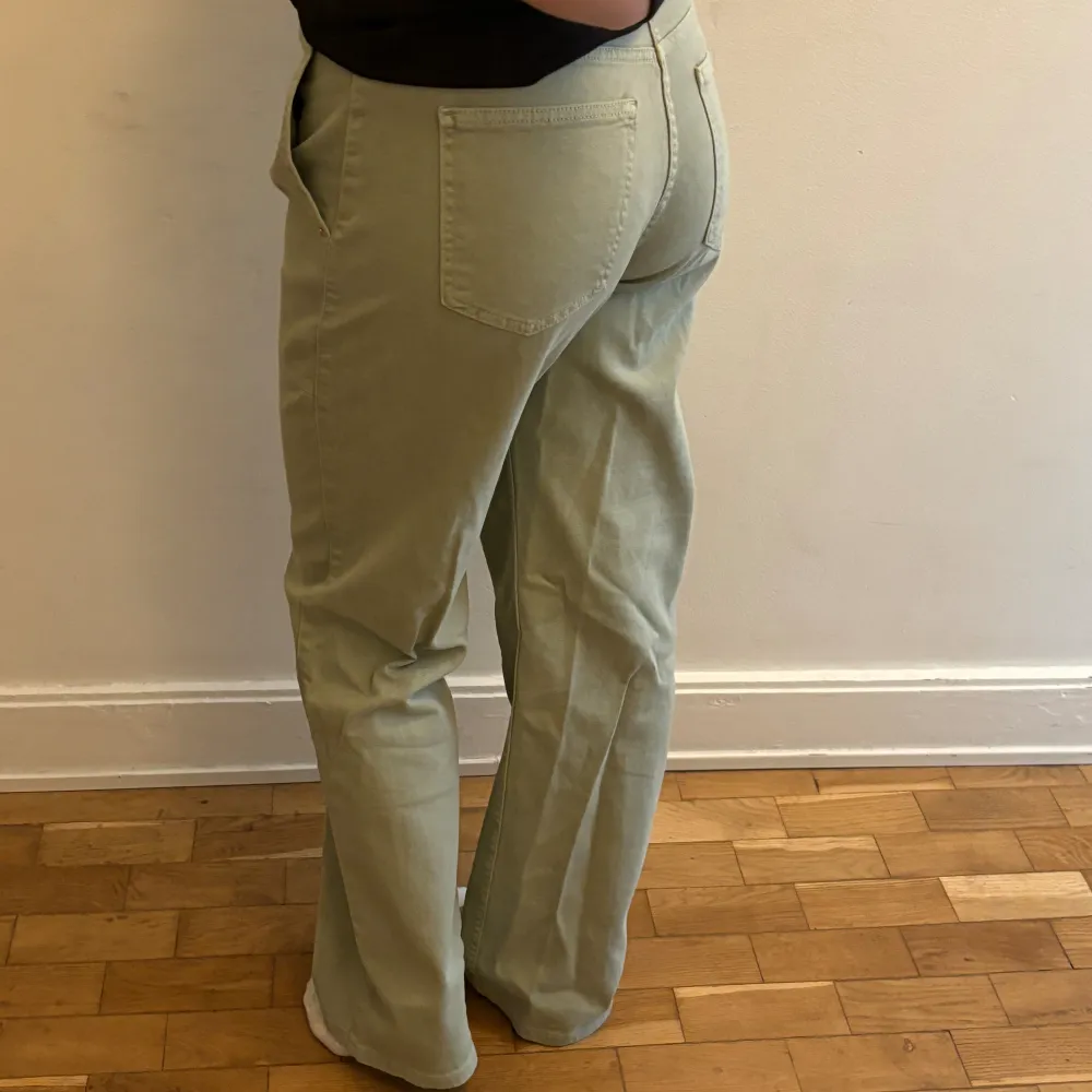 Cargo jeans i en ljusgrön oliv färg. Så himla snygga och coola men har två byxor i liknande färg så därav säljs dessa!💚💚  Använda 1 gång. Jeans & Byxor.