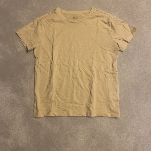 Beige/Gul T-shirt - Fin T-shirt använd ett fåtal gånger! Färgen är lite orättvis, kan fixa bild i annat ljus om det önskas❤️