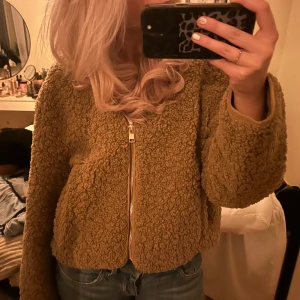 Teddy jacka  - Mysig Teddy jacka som ej kommer till användning längre (skriv gärna privat vid frågor)❣️❣️