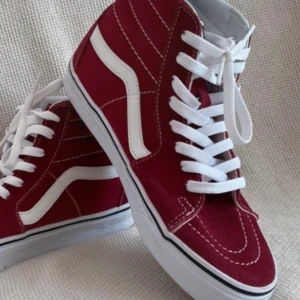 Höga Vans  - Säljer mina höga Vans i vinröd färg. Så snygga ! Säljer inte för lägre. Helt slutsålda överallt ! 