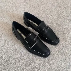 Loafers från ZARA med silvriga nitar. Nya med tags kvar, utan anmärkningar.