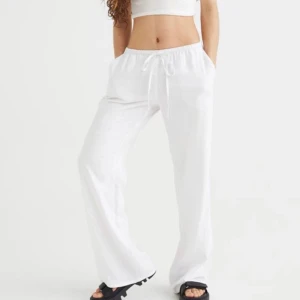 Lågmidjade linnebyxor h&m - Säljer dessa linnebyxor från h&m som är helt perfekta till sommaren och så snygga! Slutsålda på hemsidan 💕😇😇