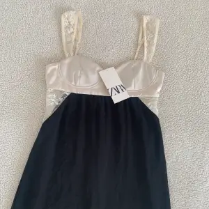 Otroligt vacker långklänning från ZARA med balconette-överdel med spets i krämvitt. Vintage-inspirerad klänning 👗 Ny med tags kvar. 