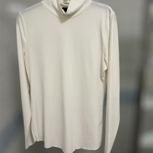 Långärmad tröja  - Jättefin tröja från Lindex i storlek M. Helt oanvänd utan prislapp. Den är lite genomskinlig men snygg!!