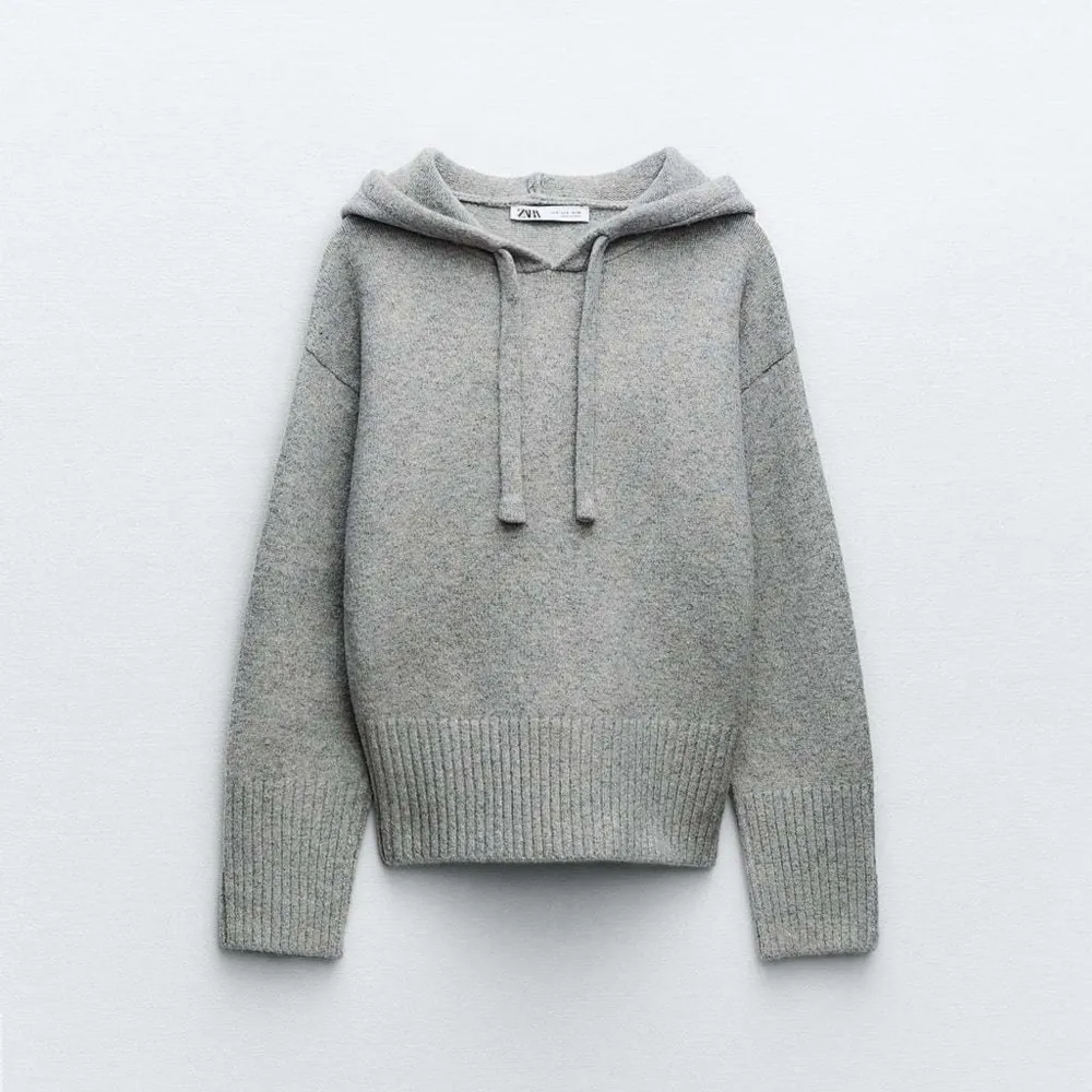 Säljer denna slutsålda eftertraktade zara stickad hoodie. Nypris var runt 500kr och den är oanvänd. 🙌🏼. Hoodies.