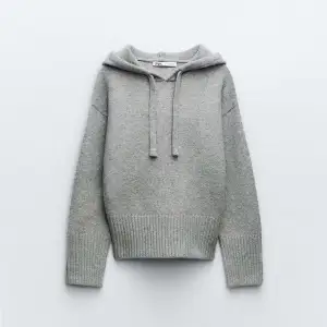 Säljer denna slutsålda eftertraktade zara stickad hoodie. Nypris var runt 500kr och den är oanvänd. 🙌🏼