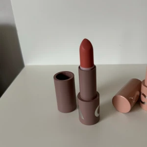 Caia matt läppstift 💄  - Färg: Candy rush , säljer 2 till caia läppstift just nu också.   Frakt: 18kr med frimärke 