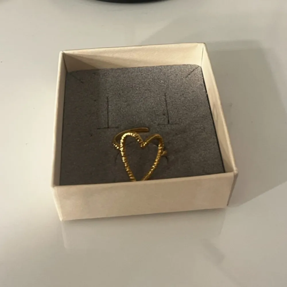 Älskar denna superfina unika ring, justerbar och guldfärgad, köpt på marknad i spanien så ingen super kvalite men ser fortfarande fin ut💋!!!. Accessoarer.